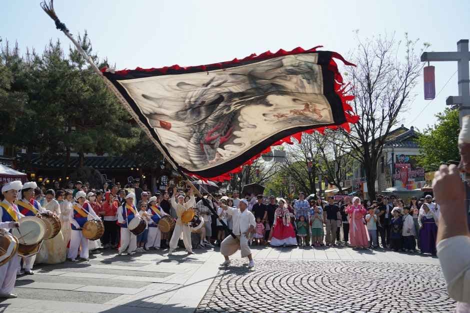 Jeonju Hanok Village Traditional Performance Parade (한옥마을전통연희 퍼레이드-노상놀이야) 2