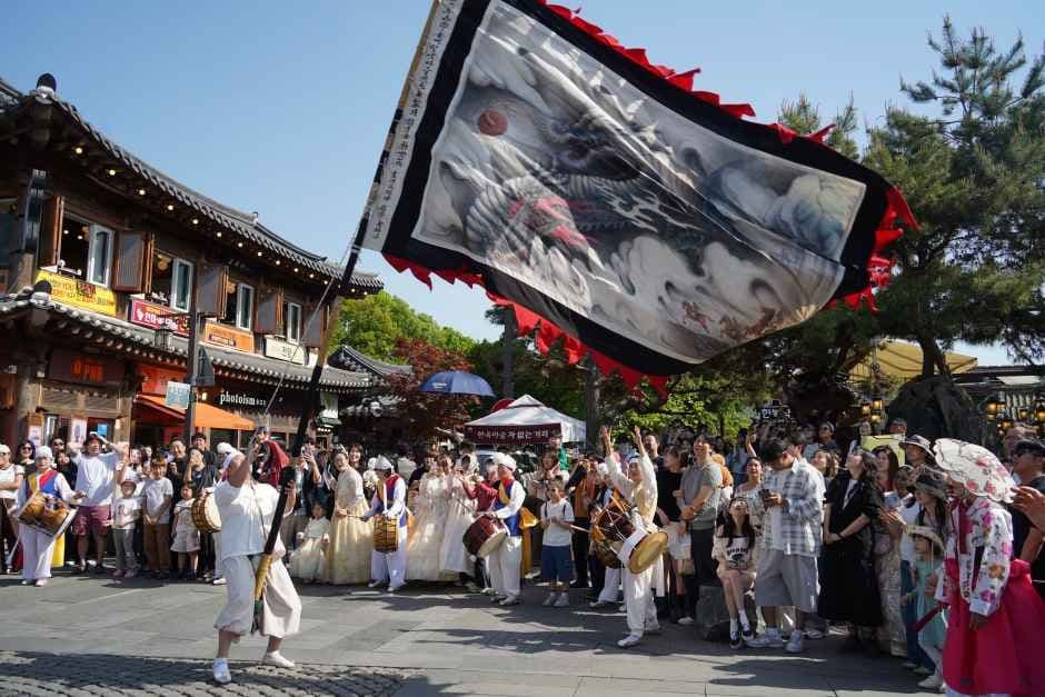 Jeonju Hanok Village Traditional Performance Parade (한옥마을전통연희 퍼레이드-노상놀이야)